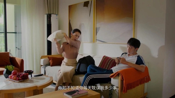 主角在网吧的剧情画面